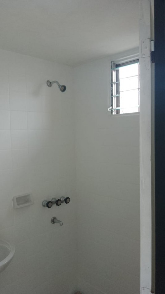 Se vende monoambiente en 4 de Enero al 3600, en 1 piso por escalera, contra frente, dpto C. Muy buen estado, desocupado. Listo para escriturar.