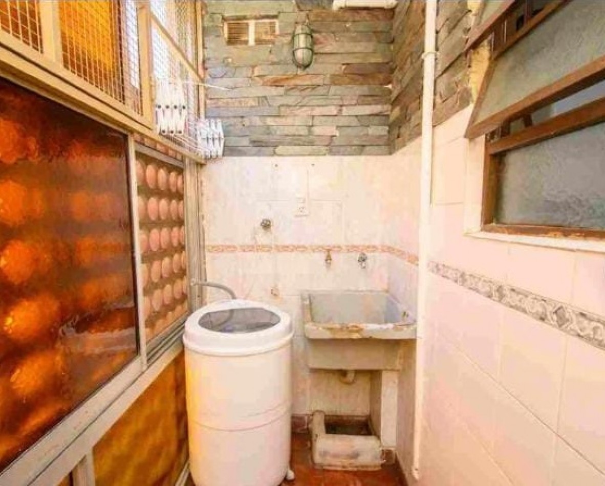 Se vende dpto de 3 dormitorios. Avenida General Paz 7019, Planta Baja Dpto 23. 