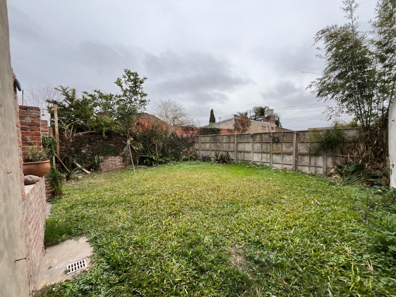 CASA CON 2 DORMITORIOS COCHERA Y GRAN PATIO VERDE