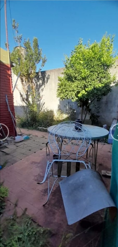 Casa  2 Dorm, en Ma Selva Patio Verde y con todos los servicios activos. A metros de Av Galicia y Alberdi Pje Boneo 1538 