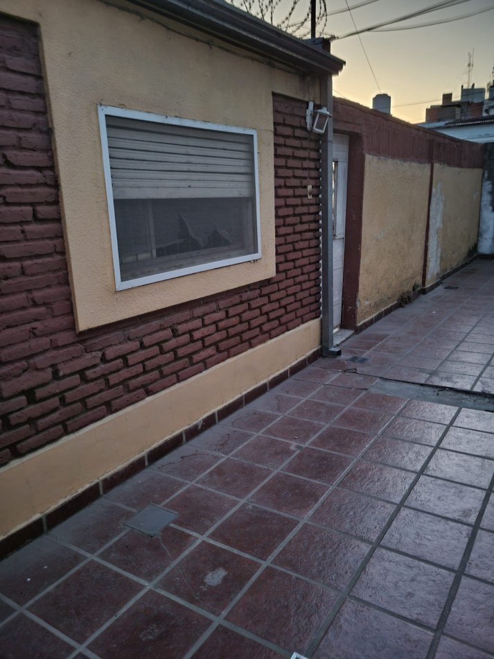 casa a la venta a refaccionar.