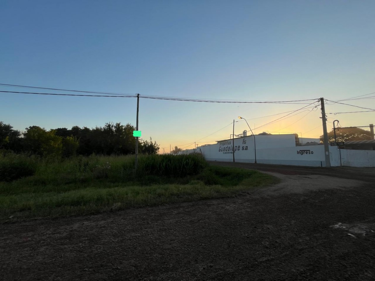 TERRENO EN ESQUINA - RECREO