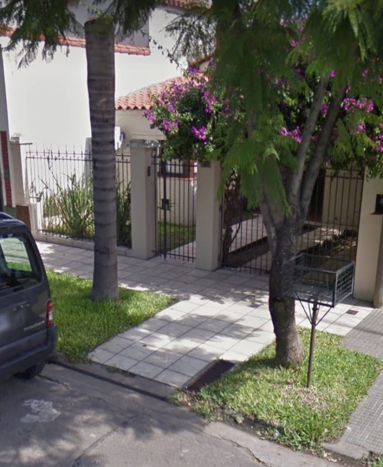CASA CON 3 DORMITORIOS+ESTUDIO+PATIO VERDE GRANDE Y PISCINA A METROS DE LA COSTANERA