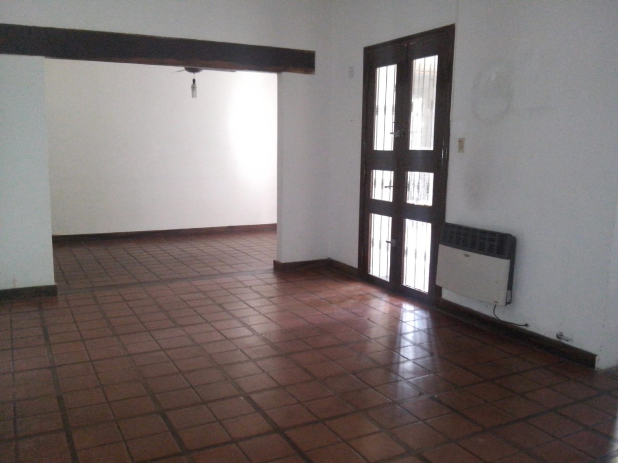 CASA CON 3 DORMITORIOS+ESTUDIO+PATIO VERDE GRANDE Y PISCINA A METROS DE LA COSTANERA