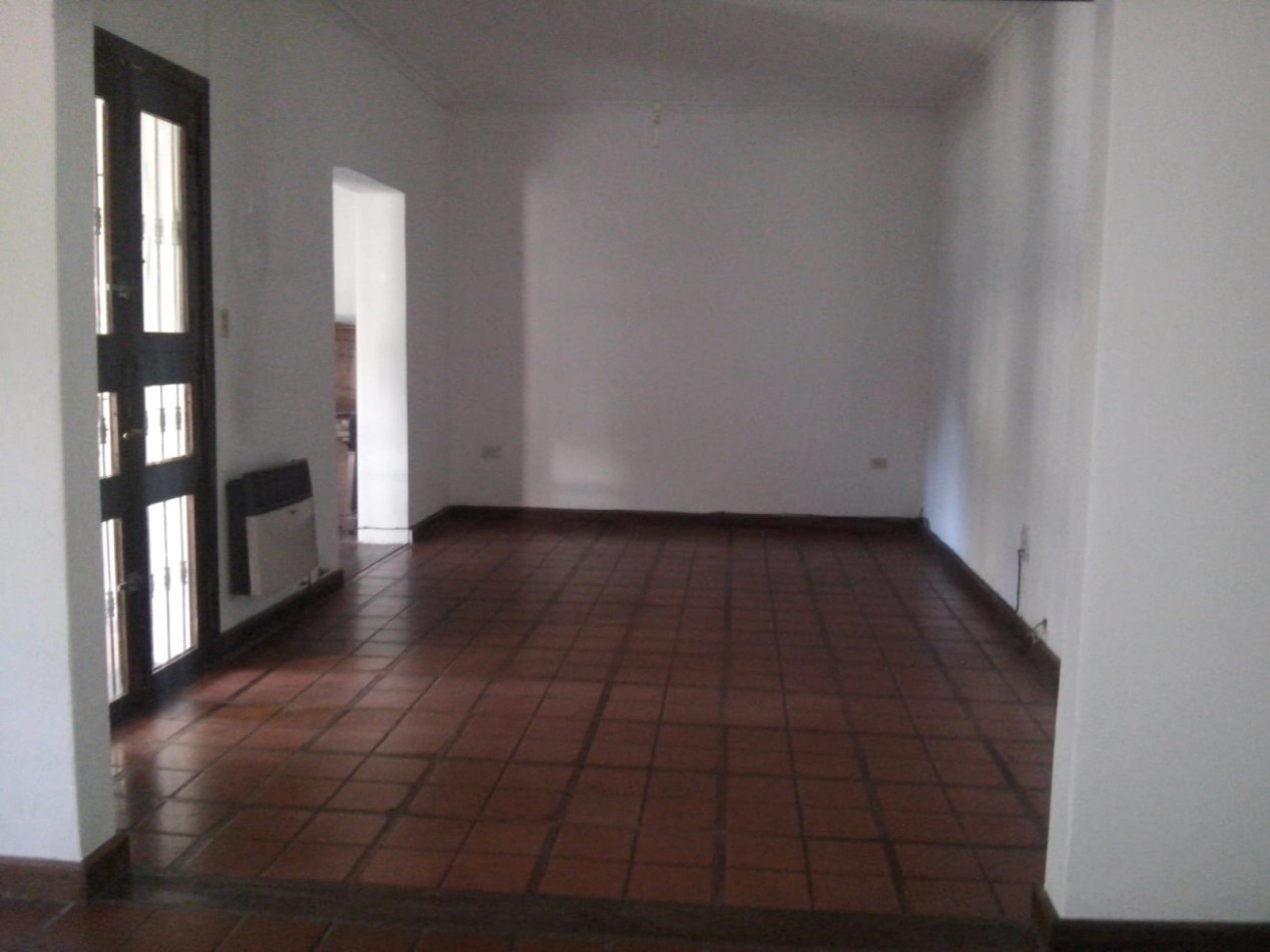 CASA CON 3 DORMITORIOS+ESTUDIO+PATIO VERDE GRANDE Y PISCINA A METROS DE LA COSTANERA