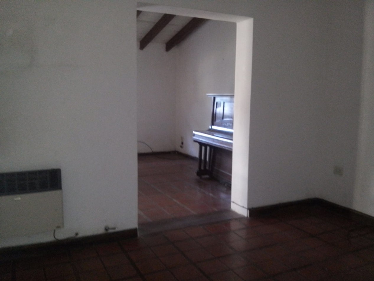 CASA CON 3 DORMITORIOS+ESTUDIO+PATIO VERDE GRANDE Y PISCINA A METROS DE LA COSTANERA