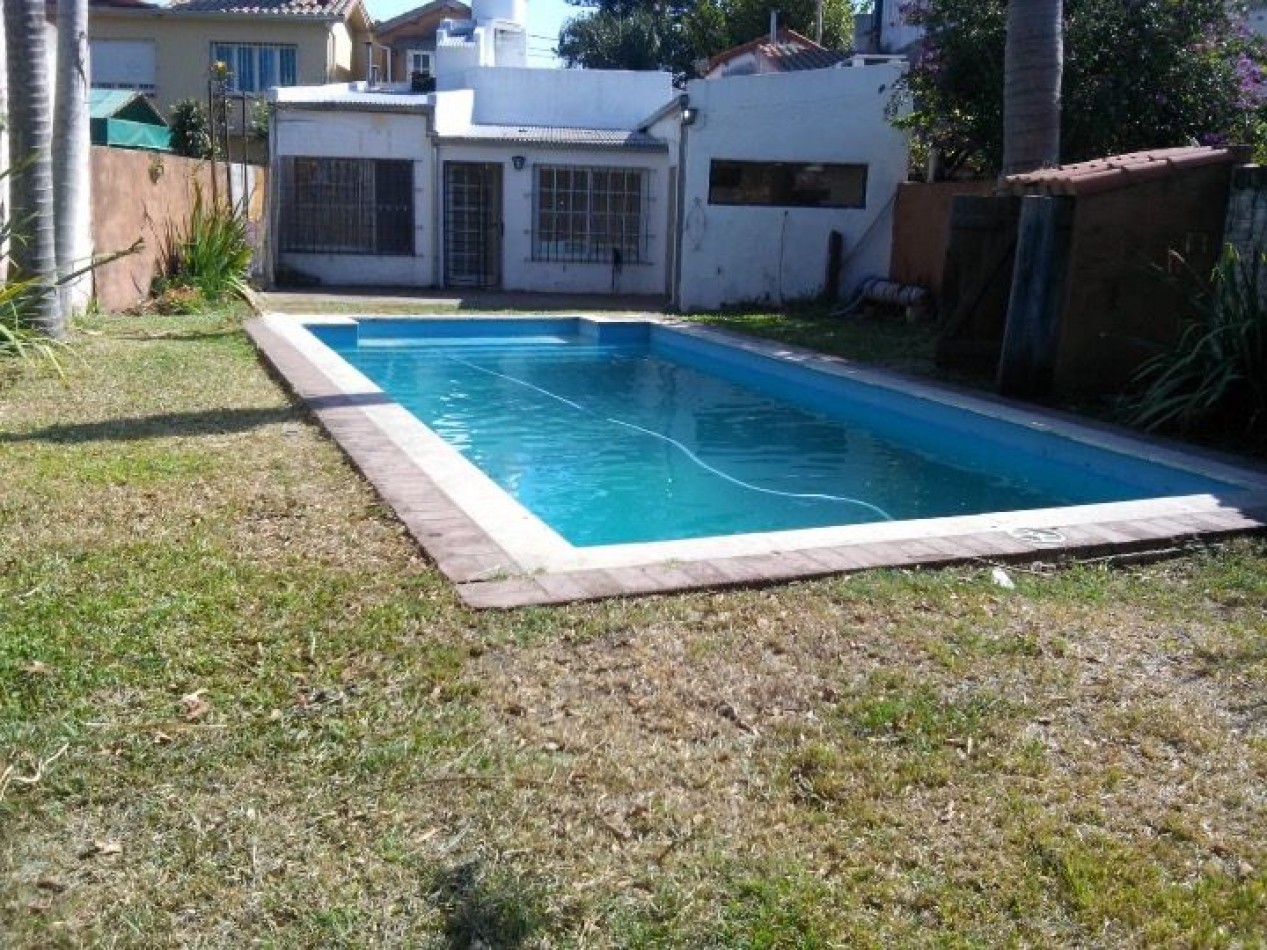 CASA CON 3 DORMITORIOS+ESTUDIO+PATIO VERDE GRANDE Y PISCINA A METROS DE LA COSTANERA