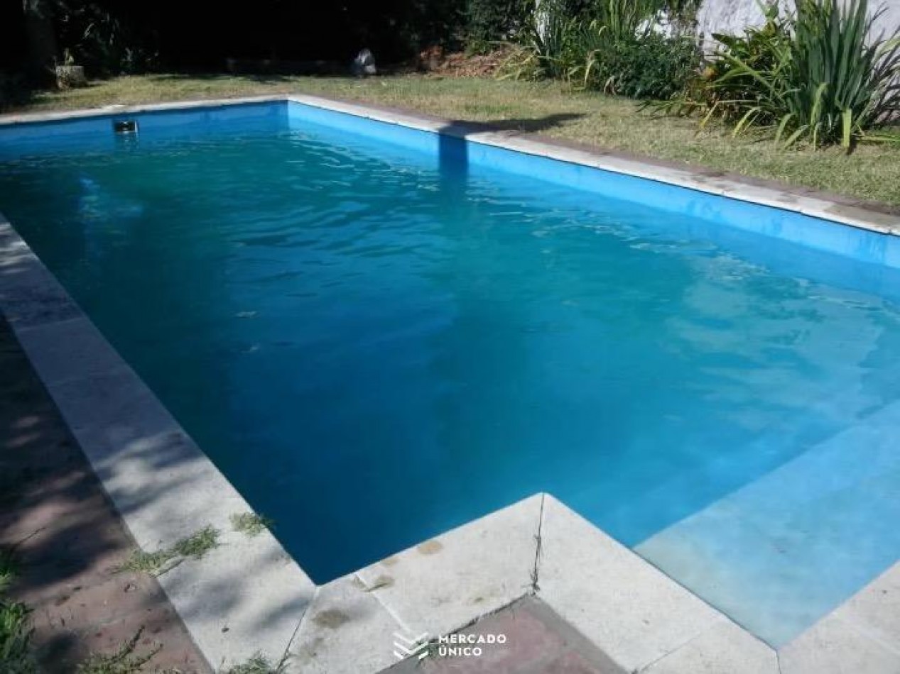 CASA CON 3 DORMITORIOS+ESTUDIO+PATIO VERDE GRANDE Y PISCINA A METROS DE LA COSTANERA