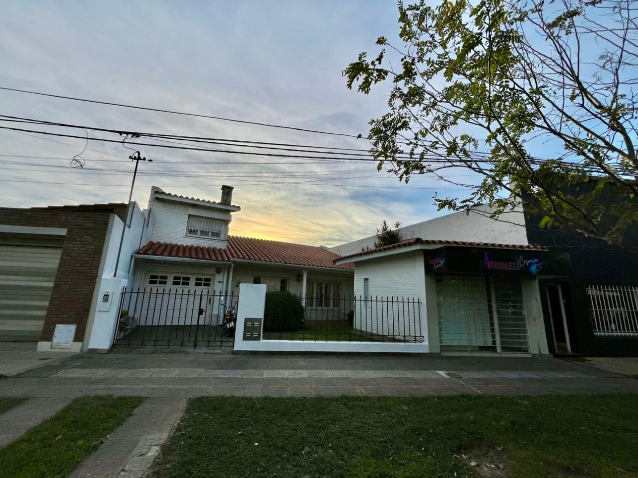 CASA DE CATEGORIA + LOCAL SOBRE AVDA EXCELENTE ESTADO !! IMPERDIBLE !!