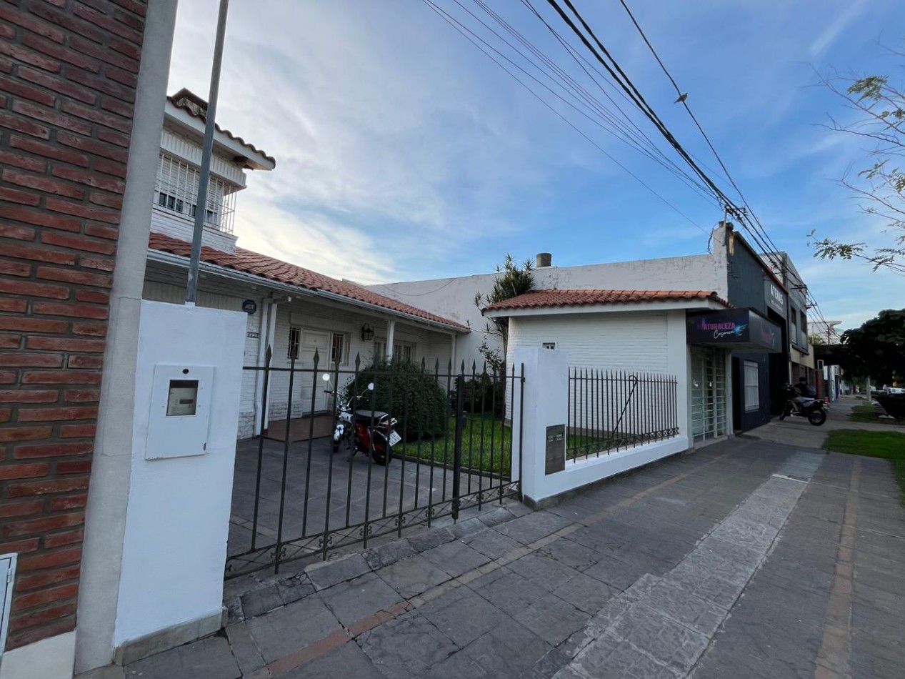 CASA DE CATEGORIA + LOCAL SOBRE AVDA EXCELENTE ESTADO !! IMPERDIBLE !!
