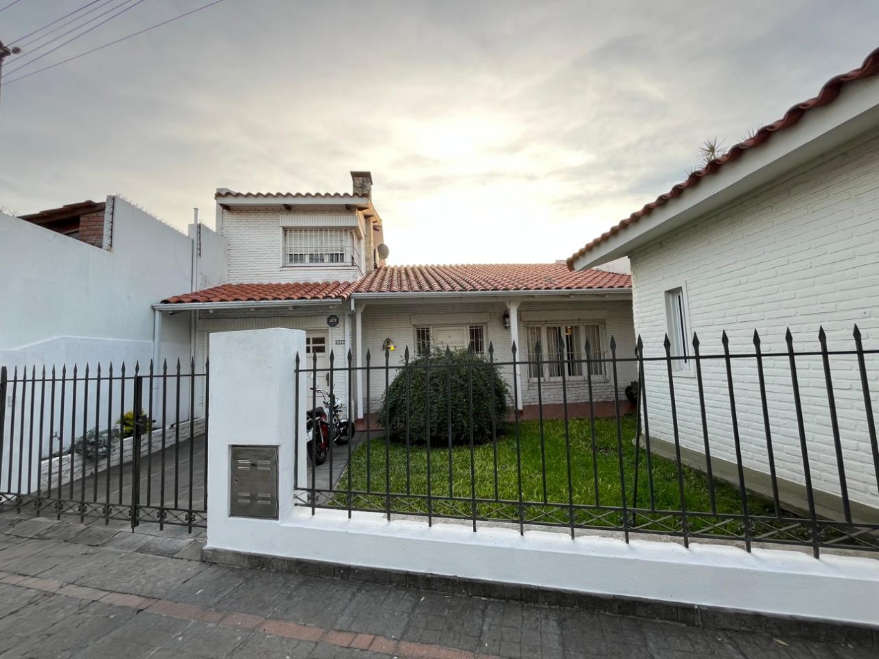 CASA DE CATEGORIA + LOCAL SOBRE AVDA EXCELENTE ESTADO !! IMPERDIBLE !!