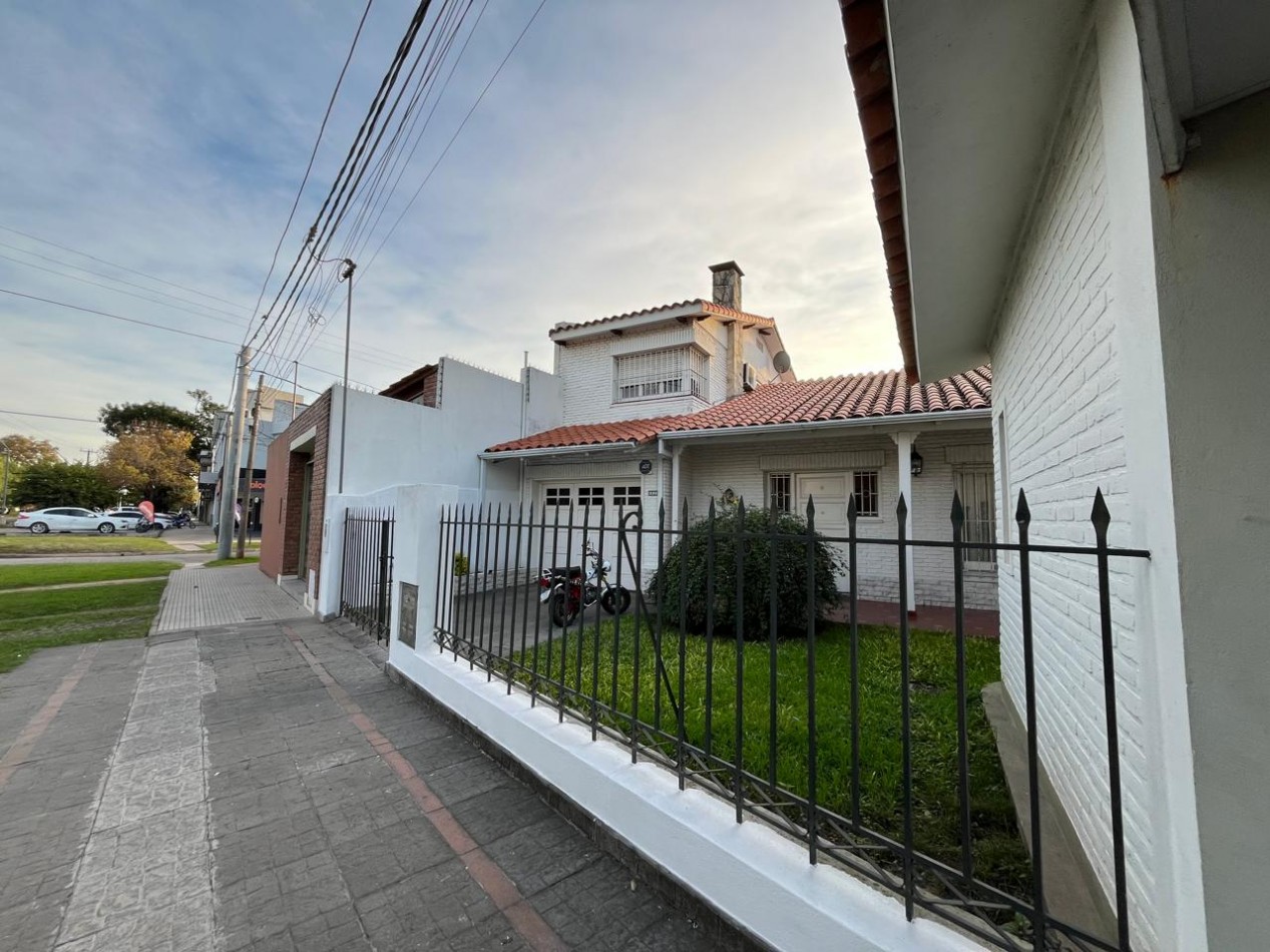 CASA DE CATEGORIA + LOCAL SOBRE AVDA EXCELENTE ESTADO !! IMPERDIBLE !!
