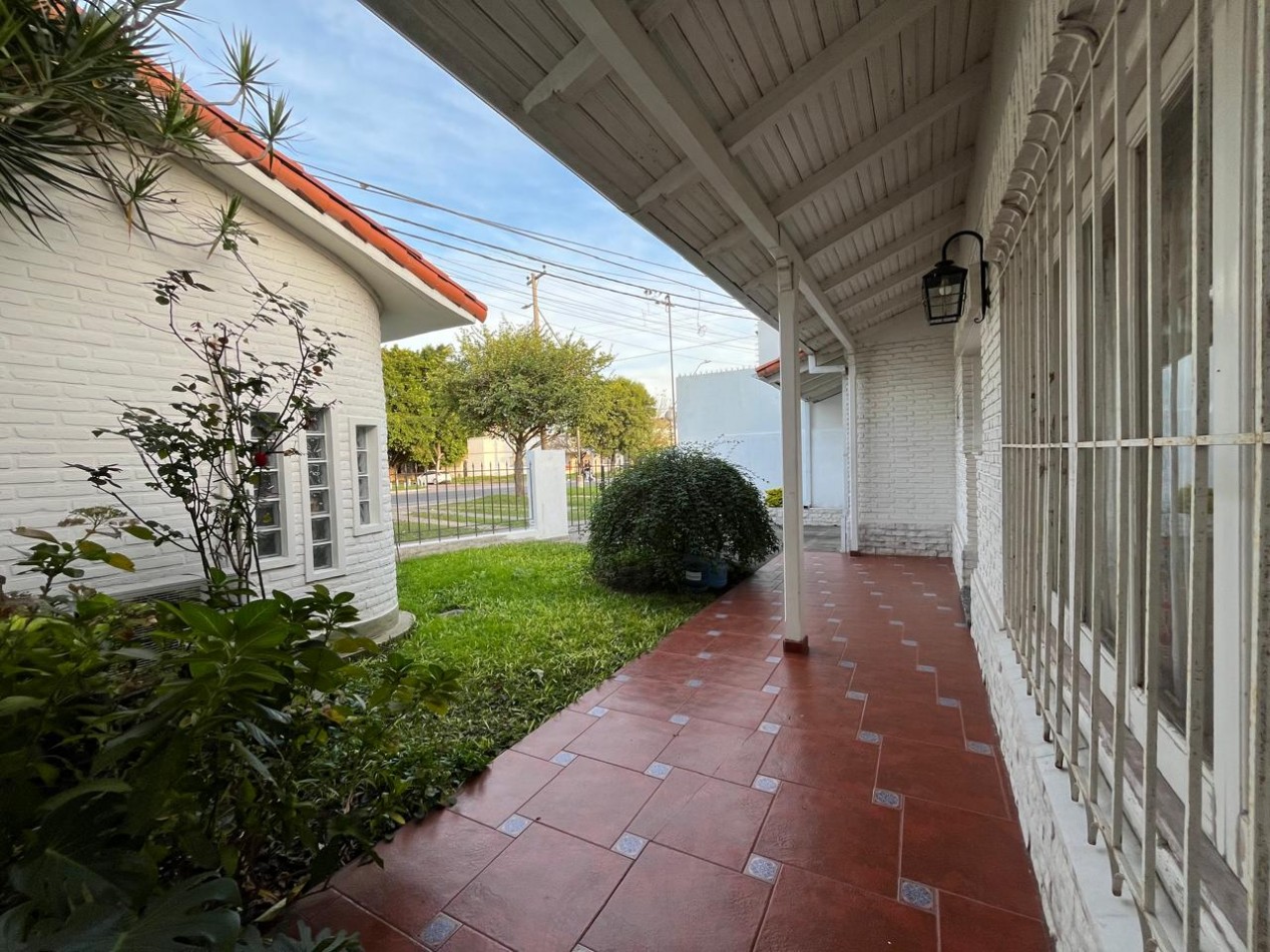 CASA DE CATEGORIA + LOCAL SOBRE AVDA EXCELENTE ESTADO !! IMPERDIBLE !!