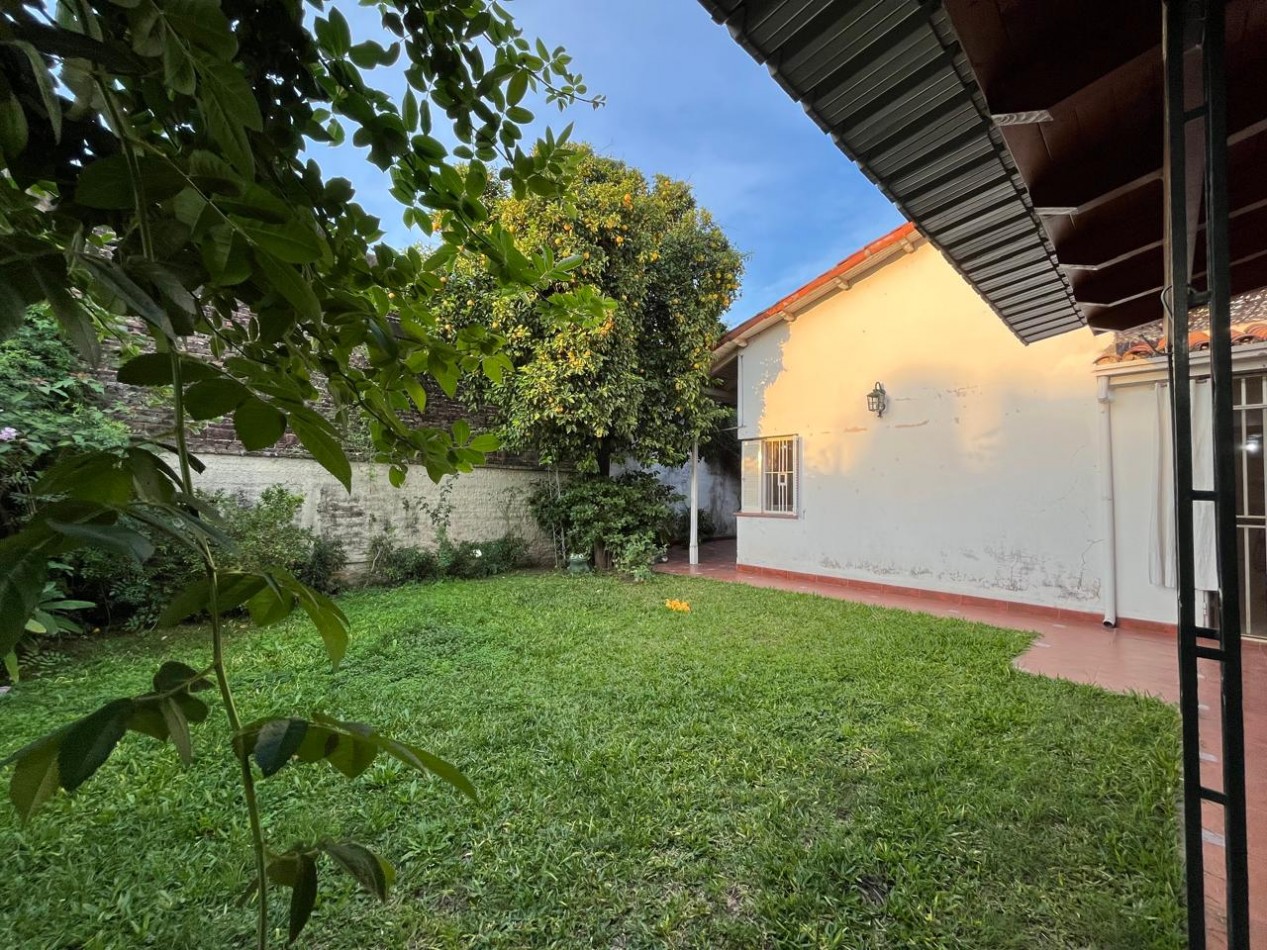 CASA DE CATEGORIA + LOCAL SOBRE AVDA EXCELENTE ESTADO !! IMPERDIBLE !!