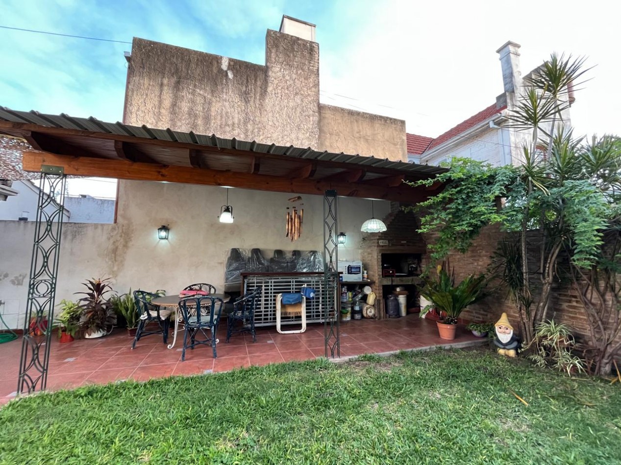 CASA DE CATEGORIA + LOCAL SOBRE AVDA EXCELENTE ESTADO !! IMPERDIBLE !!