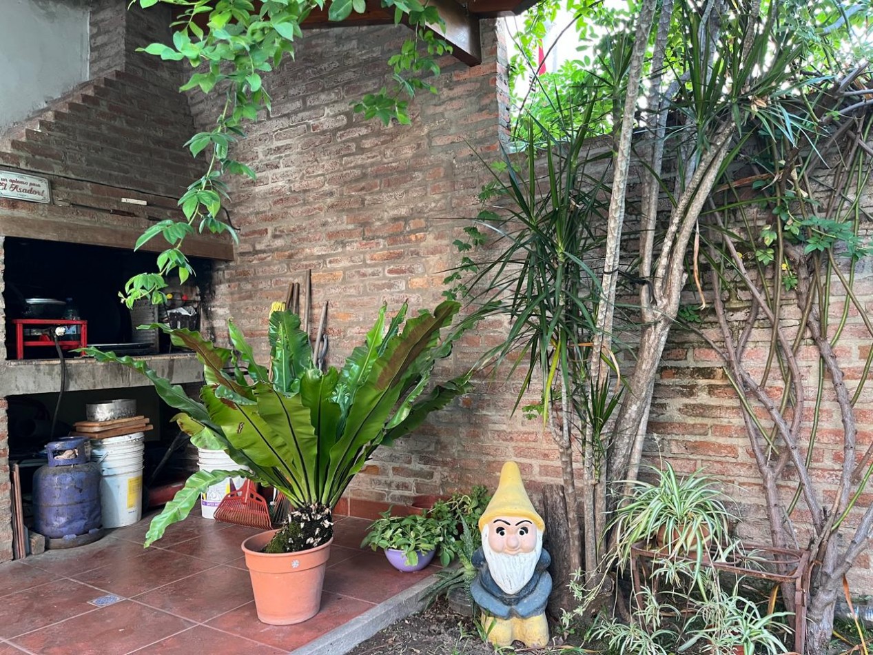 CASA DE CATEGORIA + LOCAL SOBRE AVDA EXCELENTE ESTADO !! IMPERDIBLE !!