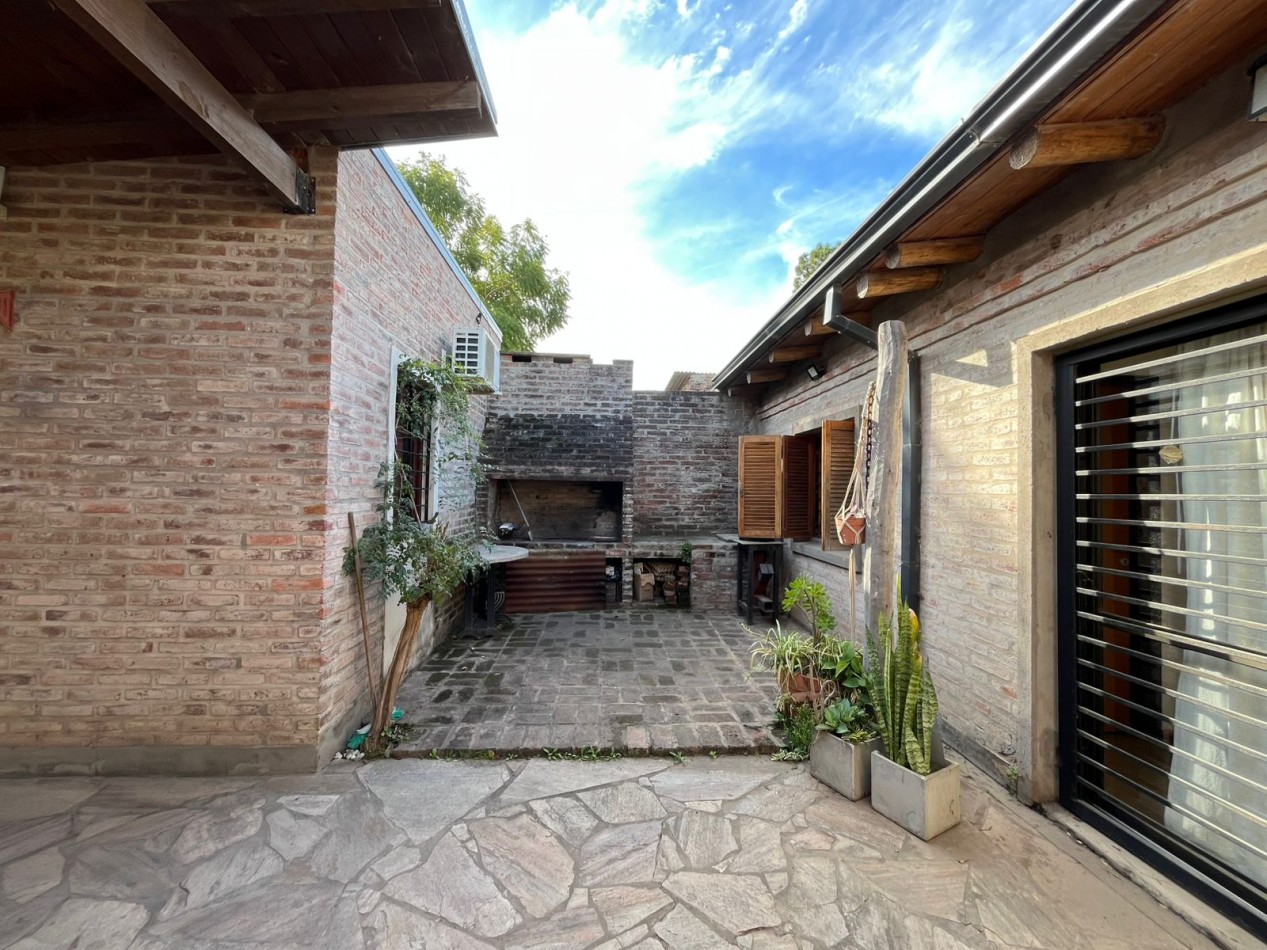 CASA CON ENORME PARQUIZADO VERDE ESPECTACULAR ESTADO !! NO LA PIERDAS APURATE !!