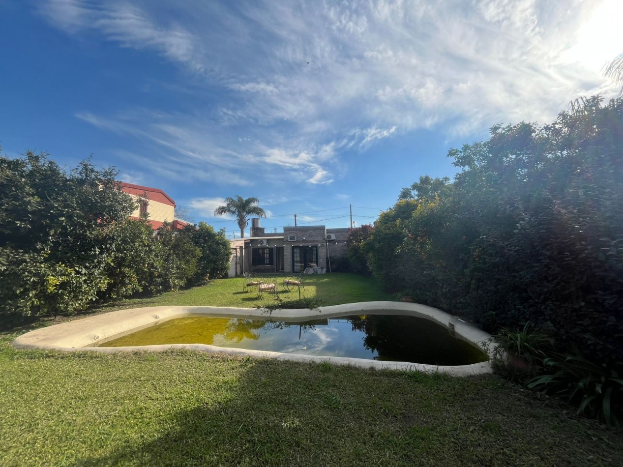 CASA CON ENORME PARQUIZADO VERDE ESPECTACULAR ESTADO !! NO LA PIERDAS APURATE !!