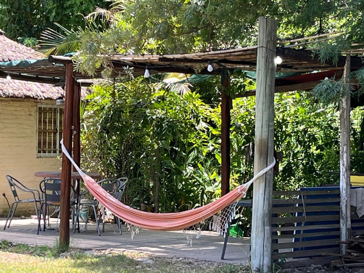 CASA QUINTA TIPO QUINCHO CON MUCHO VERDE Y PISCINA !! IMPERDIBLE !!