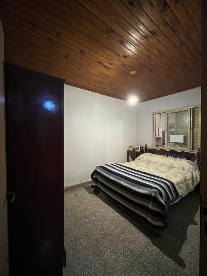 CASA + MONOAMBIENTE A LA VUELTA DE LAS 5 ESQUINAS UBICACION PRIVILEGIADA! OPORTUNIDAD UNICA!