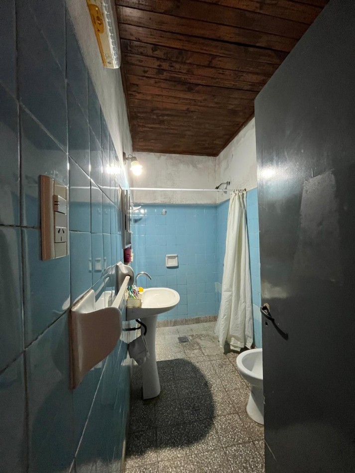 CASA + MONOAMBIENTE A LA VUELTA DE LAS 5 ESQUINAS UBICACION PRIVILEGIADA! OPORTUNIDAD UNICA!