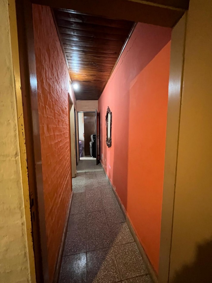 CASA + MONOAMBIENTE A LA VUELTA DE LAS 5 ESQUINAS UBICACION PRIVILEGIADA! OPORTUNIDAD UNICA!