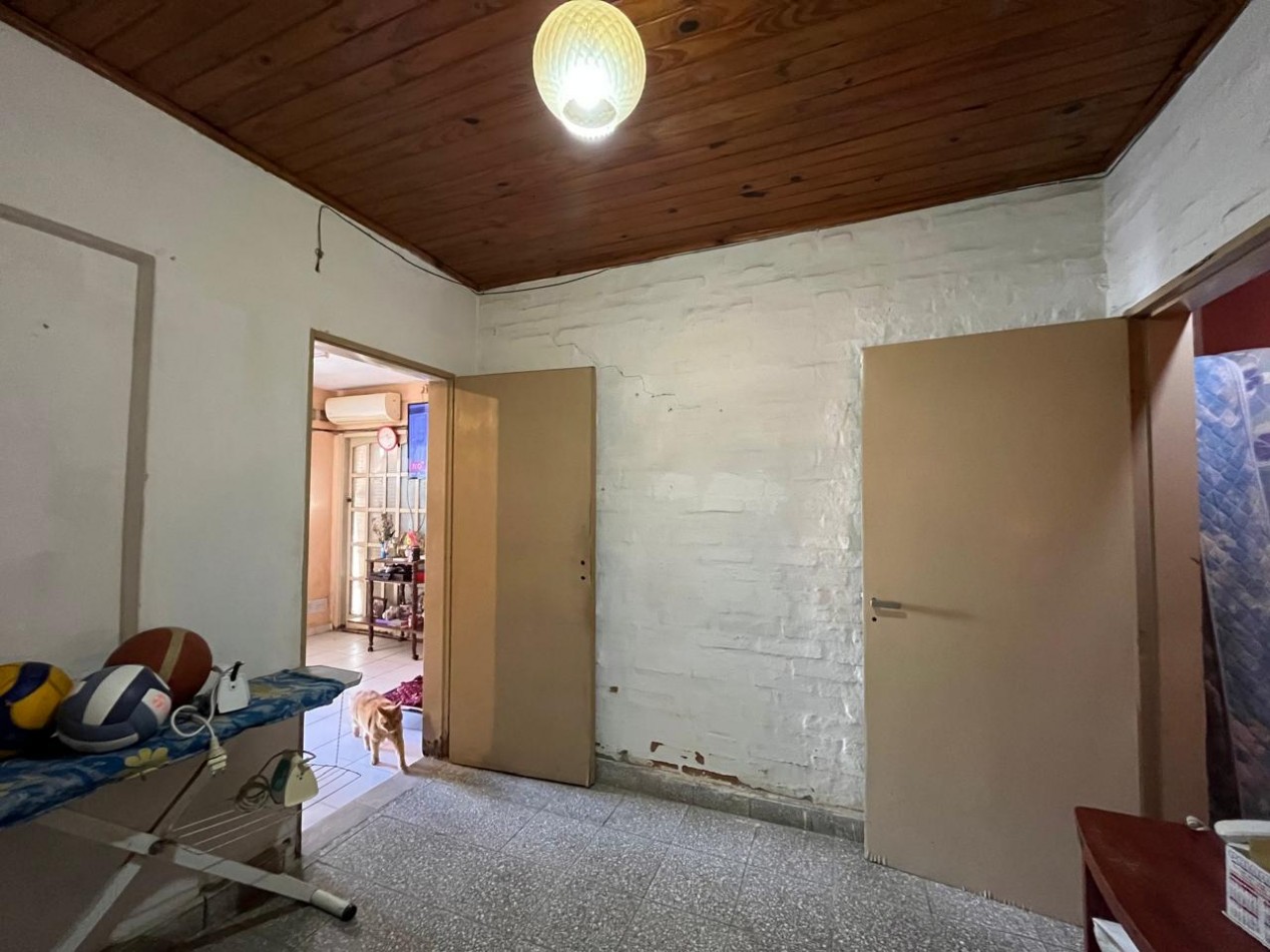 CASA + MONOAMBIENTE A LA VUELTA DE LAS 5 ESQUINAS UBICACION PRIVILEGIADA! OPORTUNIDAD UNICA!