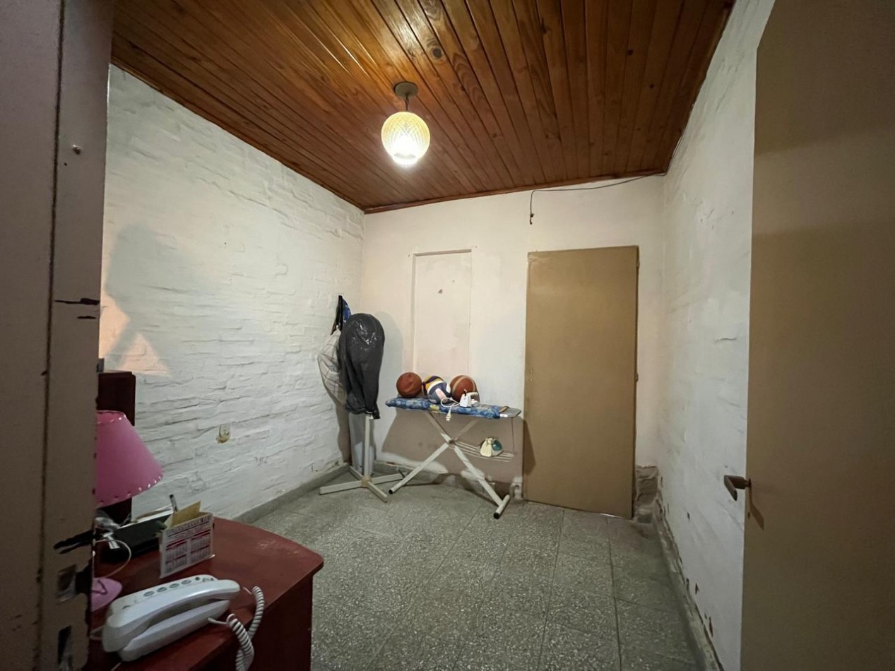 CASA + MONOAMBIENTE A LA VUELTA DE LAS 5 ESQUINAS UBICACION PRIVILEGIADA! OPORTUNIDAD UNICA!