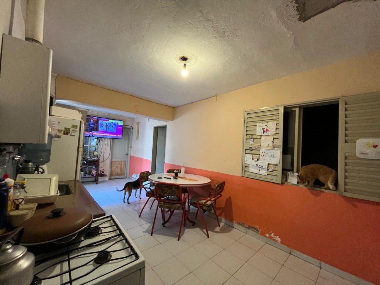 CASA + MONOAMBIENTE A LA VUELTA DE LAS 5 ESQUINAS UBICACION PRIVILEGIADA! OPORTUNIDAD UNICA!