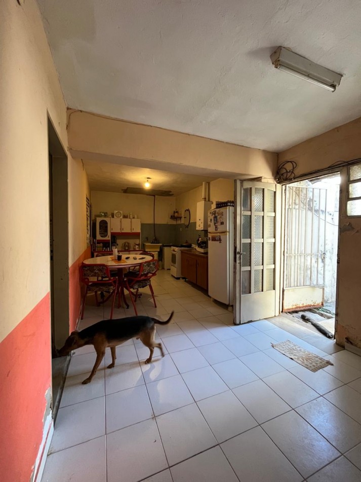 CASA + MONOAMBIENTE A LA VUELTA DE LAS 5 ESQUINAS UBICACION PRIVILEGIADA! OPORTUNIDAD UNICA!
