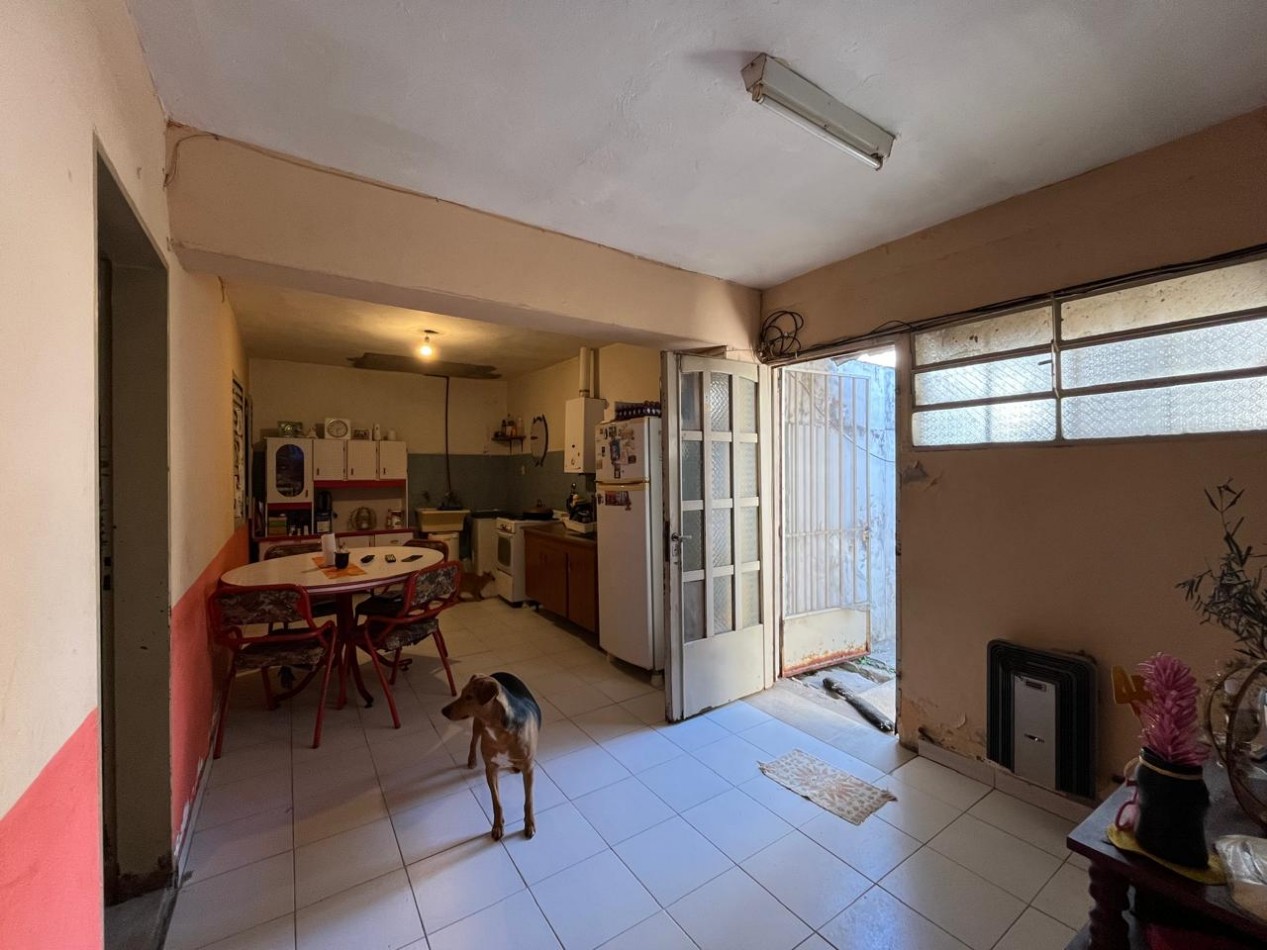 CASA + MONOAMBIENTE A LA VUELTA DE LAS 5 ESQUINAS UBICACION PRIVILEGIADA! OPORTUNIDAD UNICA!