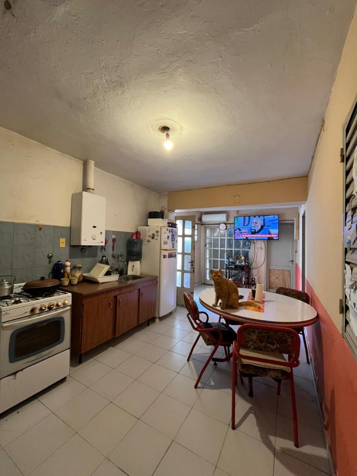 CASA + MONOAMBIENTE A LA VUELTA DE LAS 5 ESQUINAS UBICACION PRIVILEGIADA! OPORTUNIDAD UNICA!
