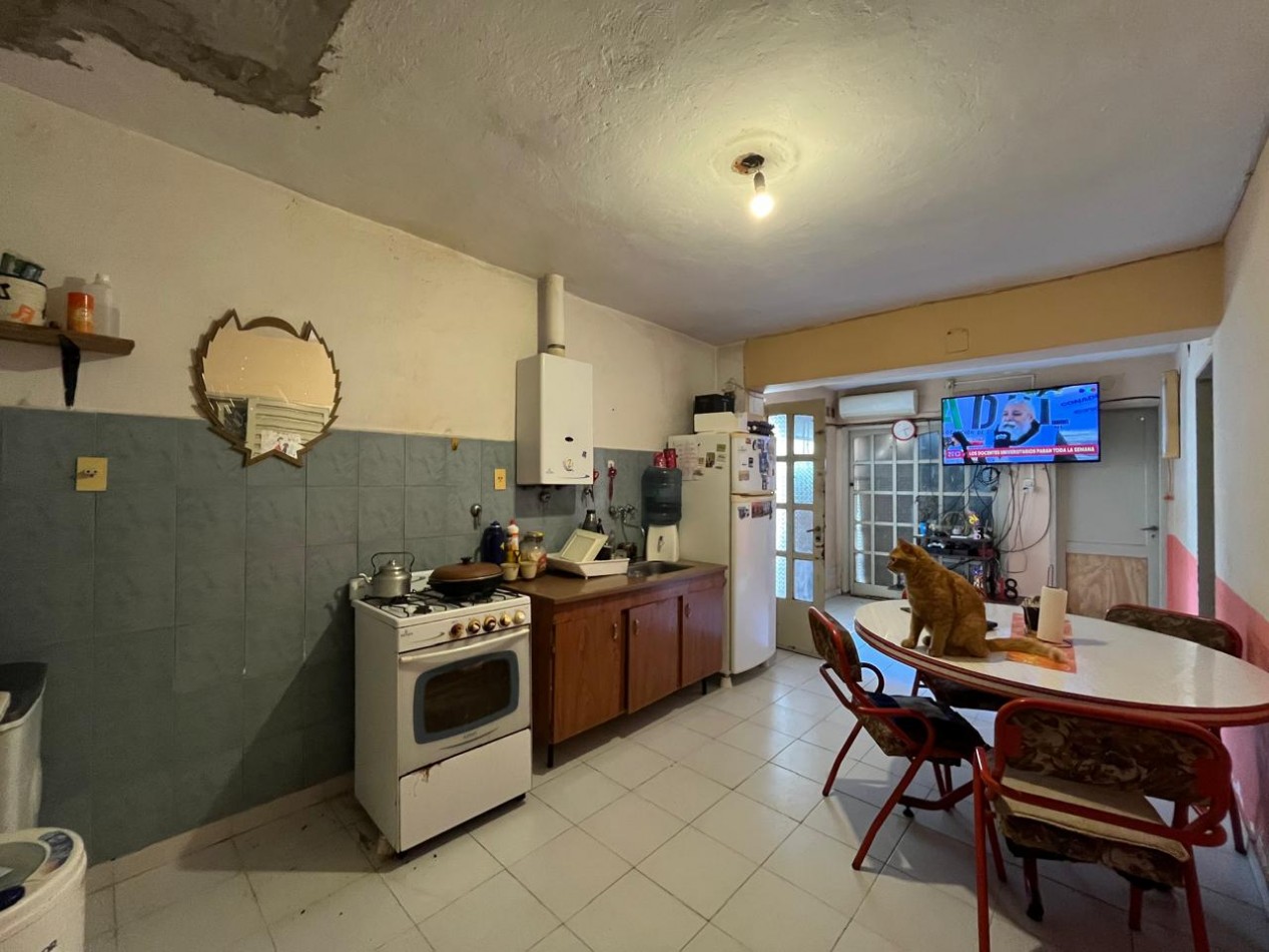 CASA + MONOAMBIENTE A LA VUELTA DE LAS 5 ESQUINAS UBICACION PRIVILEGIADA! OPORTUNIDAD UNICA!