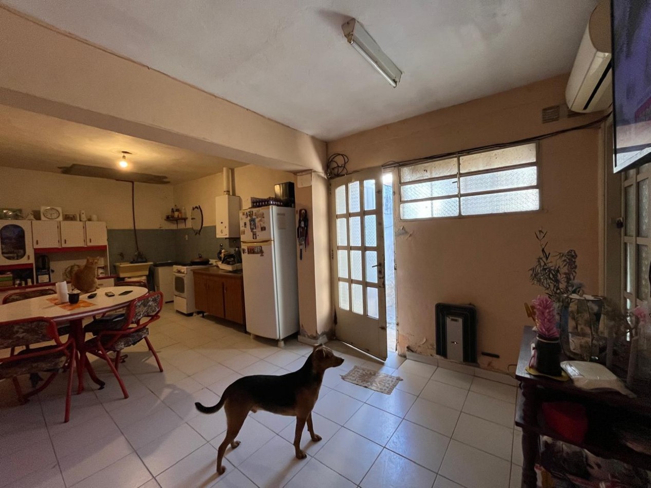 CASA + MONOAMBIENTE A LA VUELTA DE LAS 5 ESQUINAS UBICACION PRIVILEGIADA! OPORTUNIDAD UNICA!