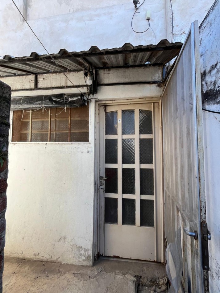 CASA + MONOAMBIENTE A LA VUELTA DE LAS 5 ESQUINAS UBICACION PRIVILEGIADA! OPORTUNIDAD UNICA!
