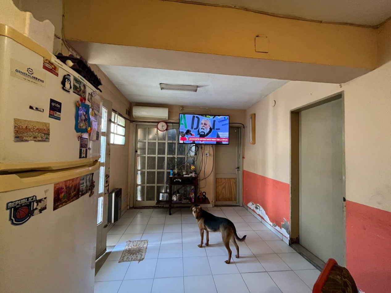 CASA + MONOAMBIENTE A LA VUELTA DE LAS 5 ESQUINAS UBICACION PRIVILEGIADA! OPORTUNIDAD UNICA!