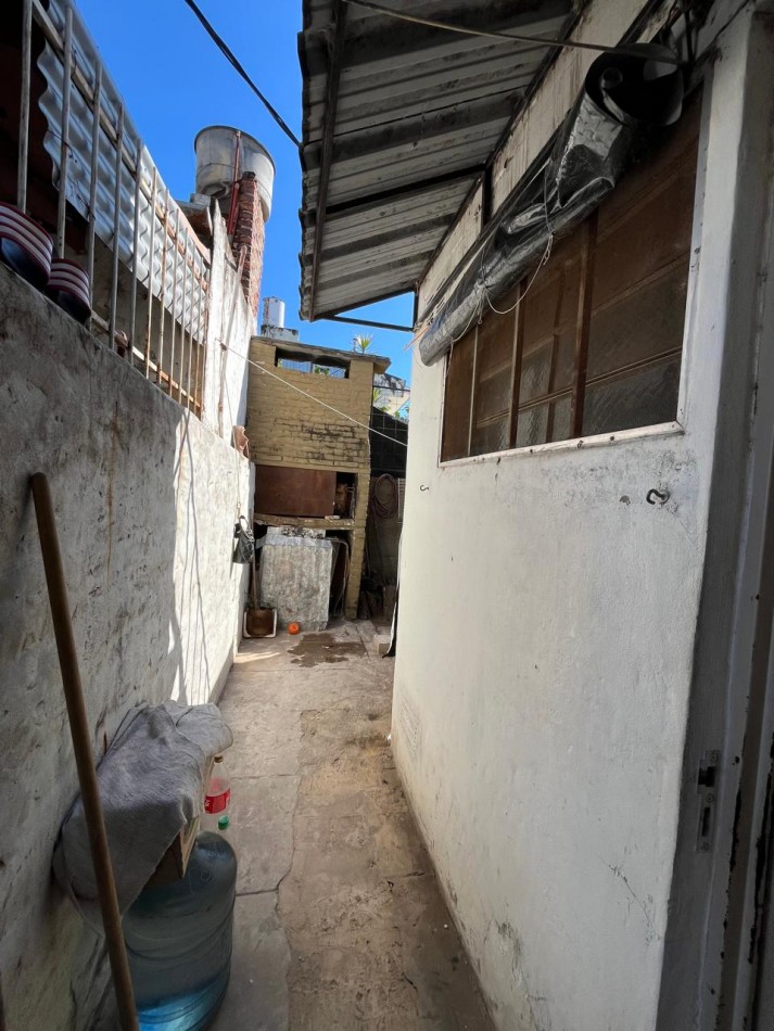 CASA + MONOAMBIENTE A LA VUELTA DE LAS 5 ESQUINAS UBICACION PRIVILEGIADA! OPORTUNIDAD UNICA!