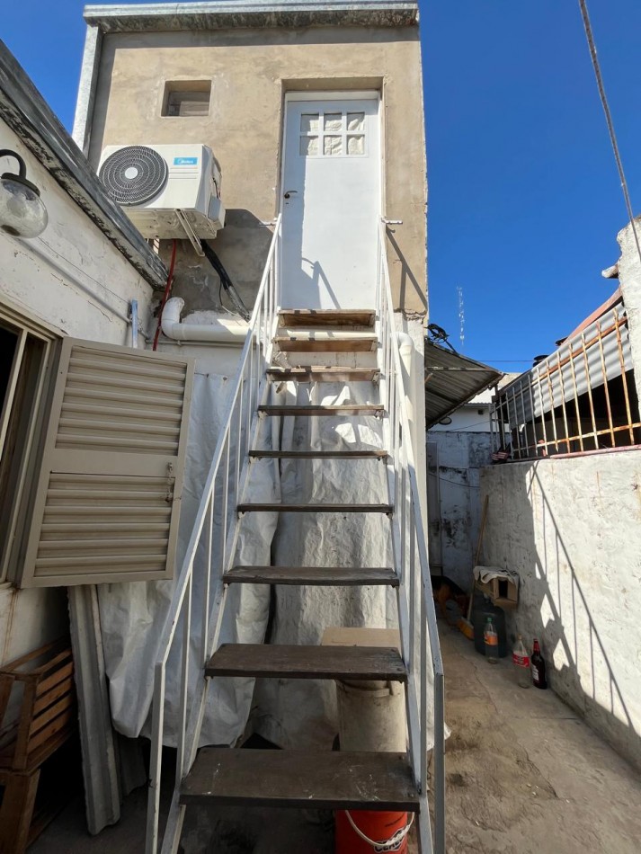 CASA + MONOAMBIENTE A LA VUELTA DE LAS 5 ESQUINAS UBICACION PRIVILEGIADA! OPORTUNIDAD UNICA!
