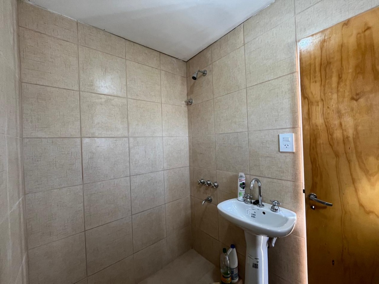 CASA + MONOAMBIENTE A LA VUELTA DE LAS 5 ESQUINAS UBICACION PRIVILEGIADA! OPORTUNIDAD UNICA!