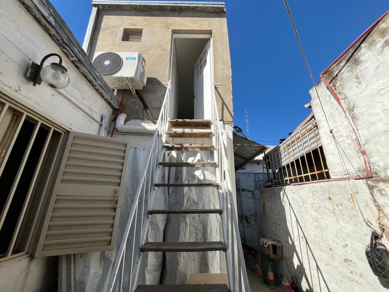 CASA + MONOAMBIENTE A LA VUELTA DE LAS 5 ESQUINAS UBICACION PRIVILEGIADA! OPORTUNIDAD UNICA!