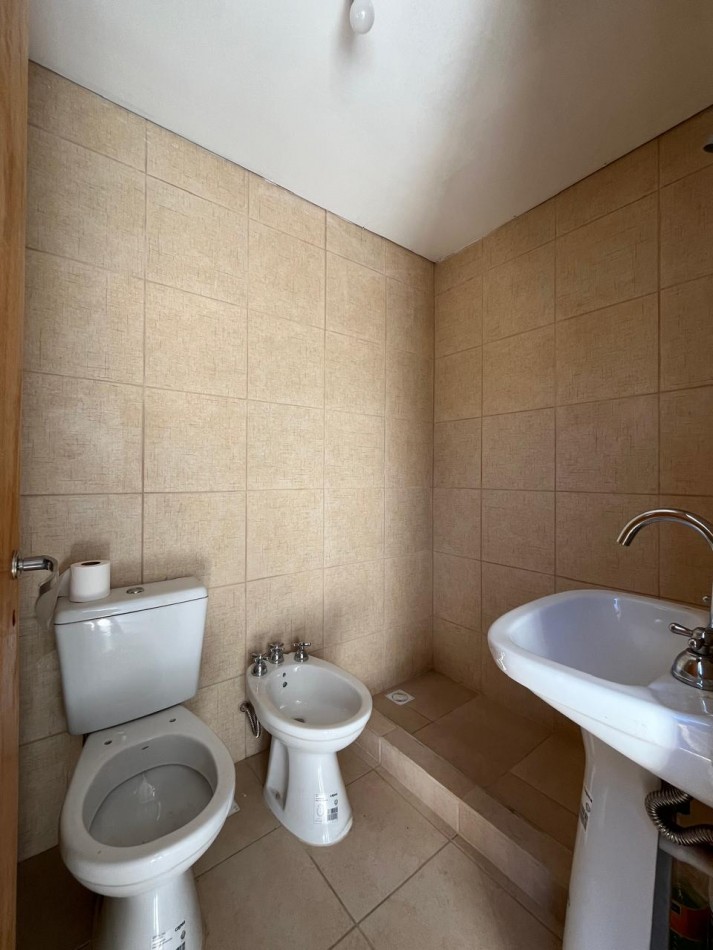 CASA + MONOAMBIENTE A LA VUELTA DE LAS 5 ESQUINAS UBICACION PRIVILEGIADA! OPORTUNIDAD UNICA!