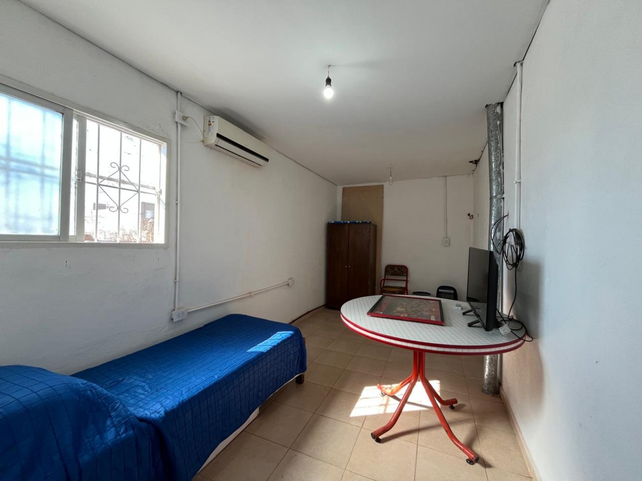 CASA + MONOAMBIENTE A LA VUELTA DE LAS 5 ESQUINAS UBICACION PRIVILEGIADA! OPORTUNIDAD UNICA!