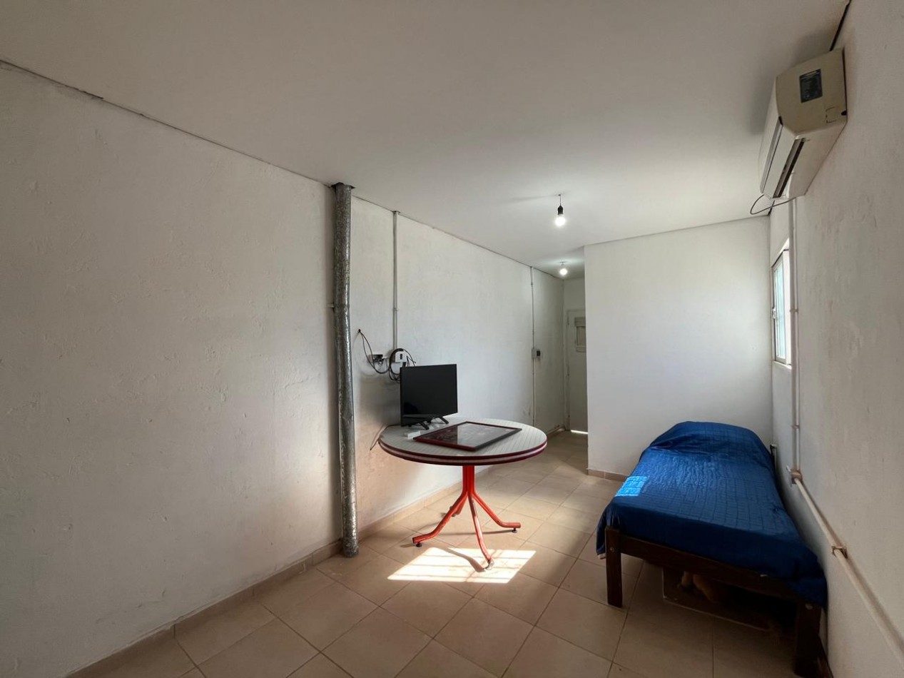 CASA + MONOAMBIENTE A LA VUELTA DE LAS 5 ESQUINAS UBICACION PRIVILEGIADA! OPORTUNIDAD UNICA!