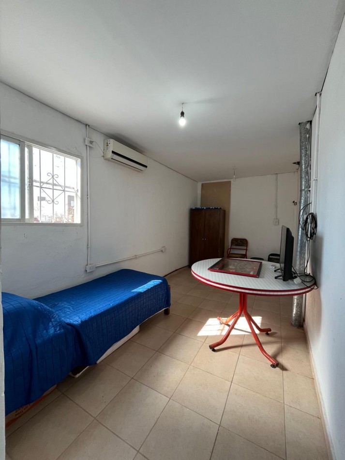 CASA + MONOAMBIENTE A LA VUELTA DE LAS 5 ESQUINAS UBICACION PRIVILEGIADA! OPORTUNIDAD UNICA!