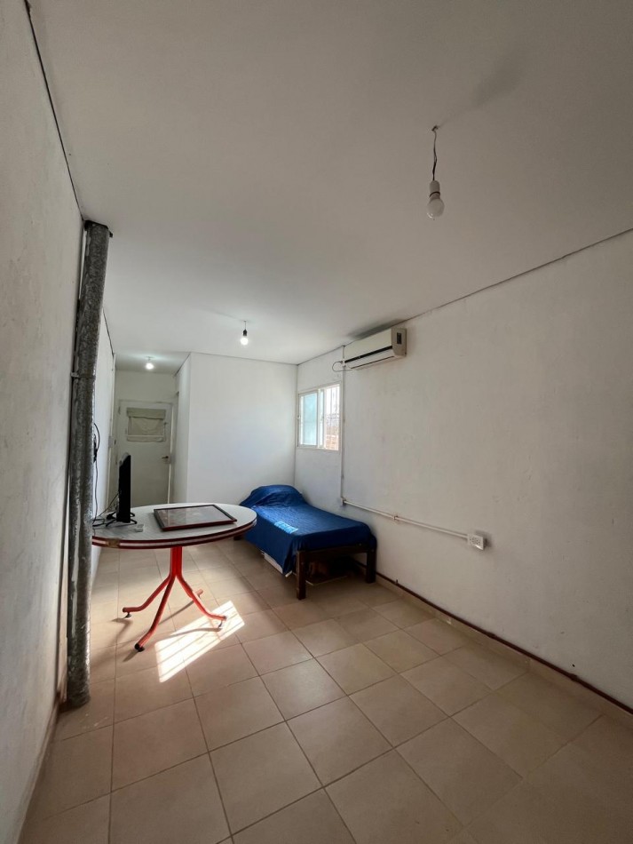CASA + MONOAMBIENTE A LA VUELTA DE LAS 5 ESQUINAS UBICACION PRIVILEGIADA! OPORTUNIDAD UNICA!