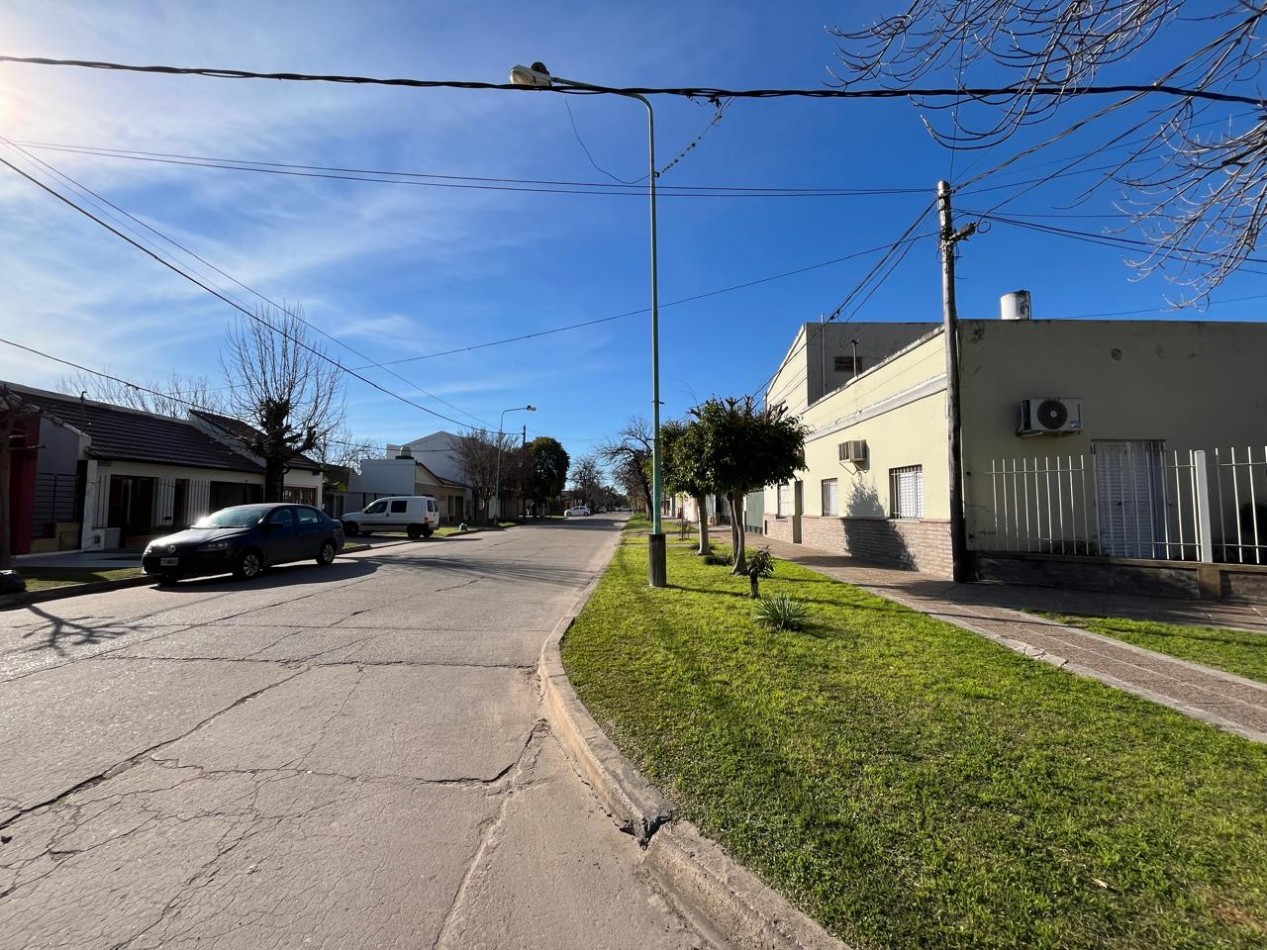 CASA + MONOAMBIENTE A LA VUELTA DE LAS 5 ESQUINAS UBICACION PRIVILEGIADA! OPORTUNIDAD UNICA!