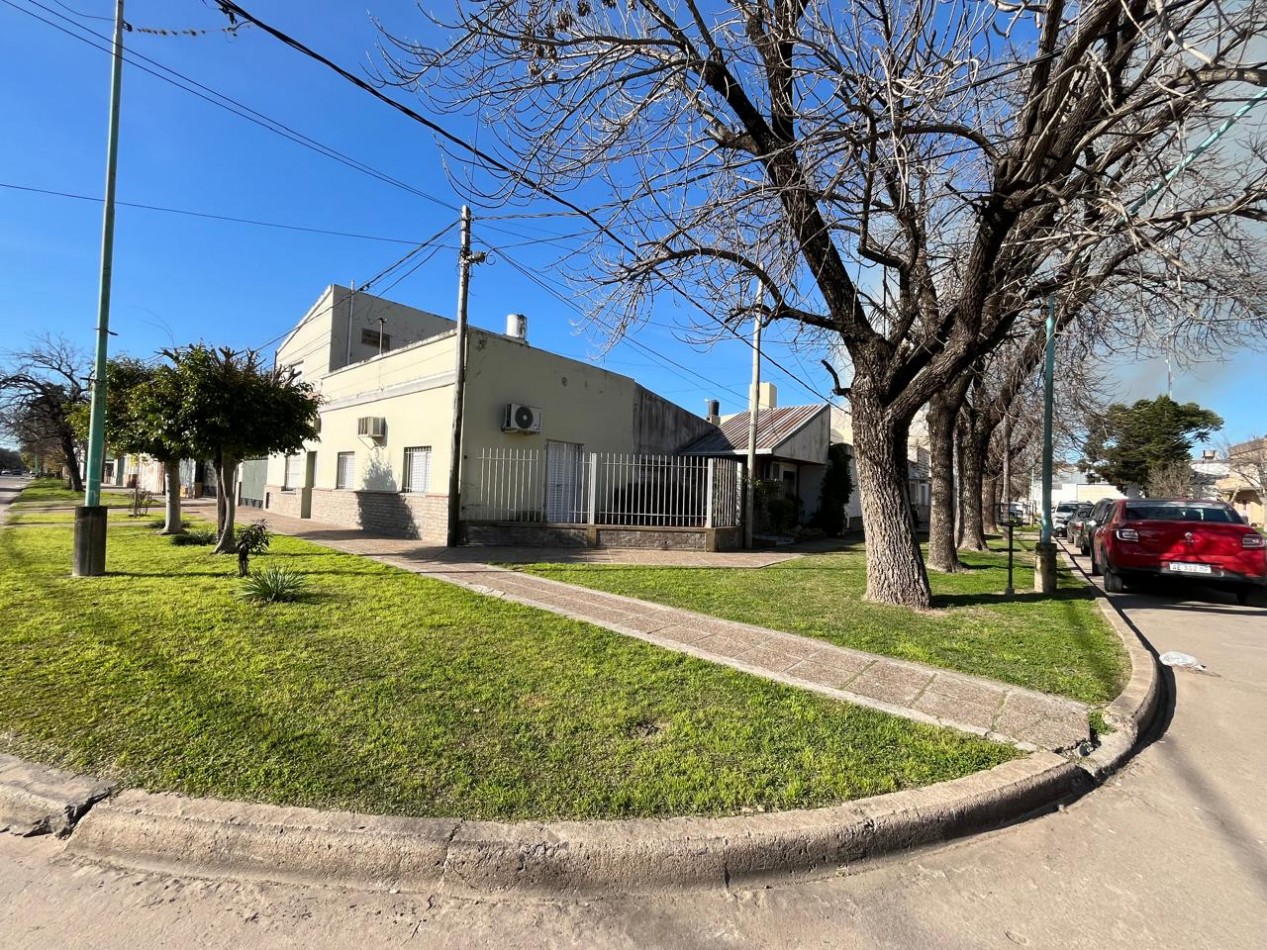CASA + MONOAMBIENTE A LA VUELTA DE LAS 5 ESQUINAS UBICACION PRIVILEGIADA! OPORTUNIDAD UNICA!
