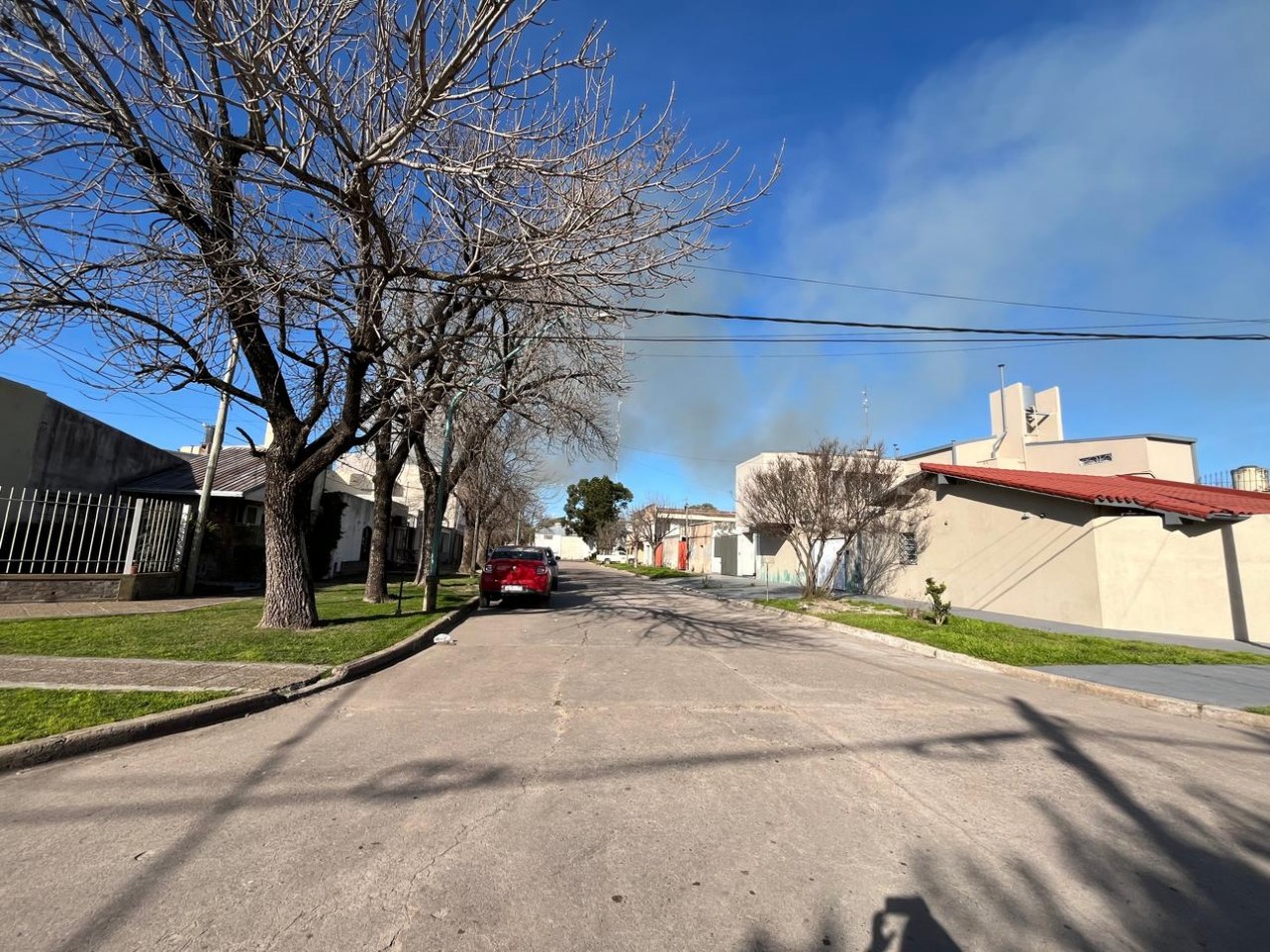 CASA + MONOAMBIENTE A LA VUELTA DE LAS 5 ESQUINAS UBICACION PRIVILEGIADA! OPORTUNIDAD UNICA!