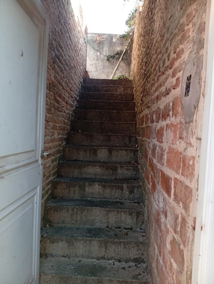 CASA INTERNA CON DEPARTAMENTO A REFACCIONAR BARRIO SARGENTO CABRAL