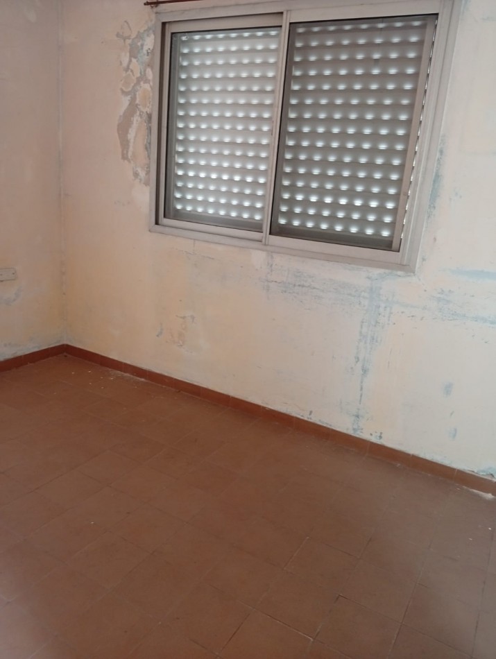 CASA INTERNA CON DEPARTAMENTO A REFACCIONAR BARRIO SARGENTO CABRAL